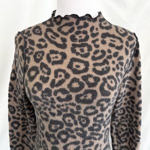 En Elly lettuce-edge fleece top XS - leopard print!